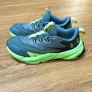 Under Armor Boys size 2 Shoe
